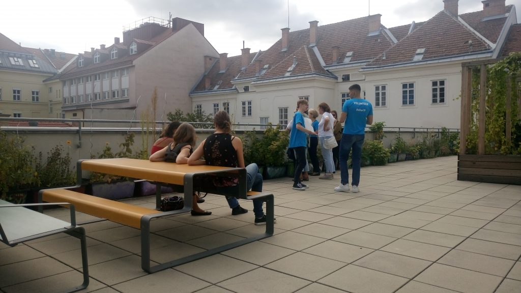 Open House Wien - Gäste genießen die Dachterrasse